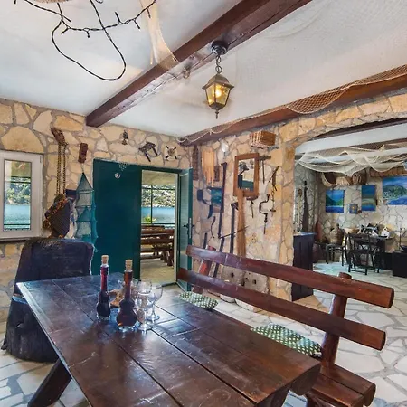 Pet Friendly In With Kitchen *