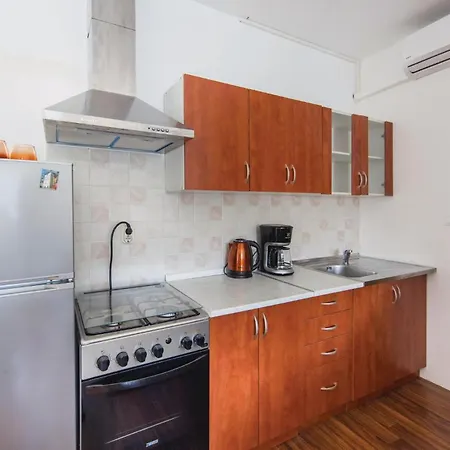 Pet Friendly In With Kitchen *
